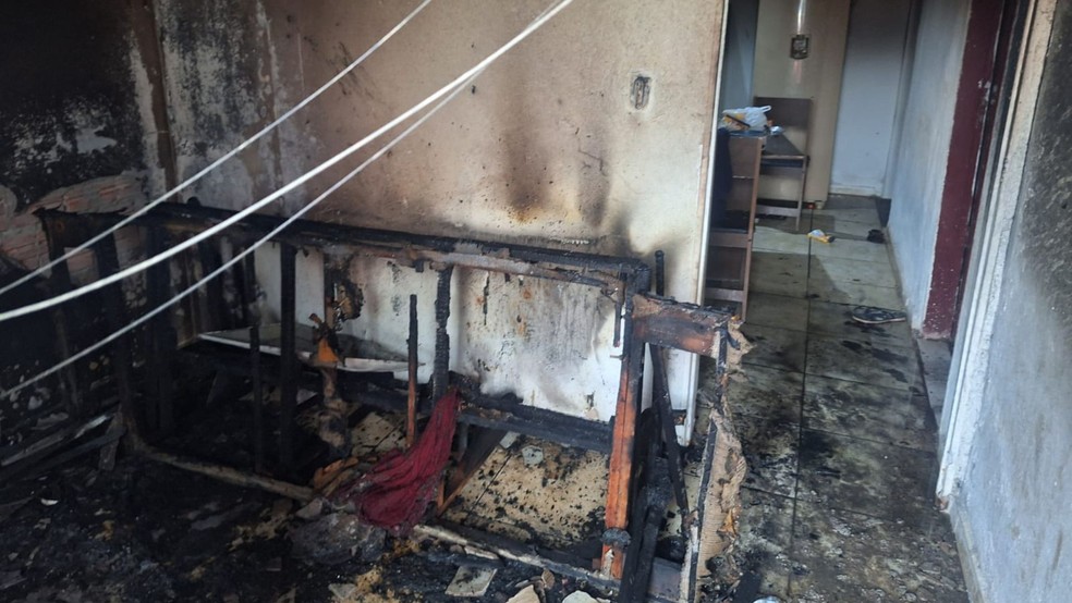 Adolescente sofre queimaduras em 20% do corpo ao tentar apagar incêndio causado por criança com isqueiro em Uberaba