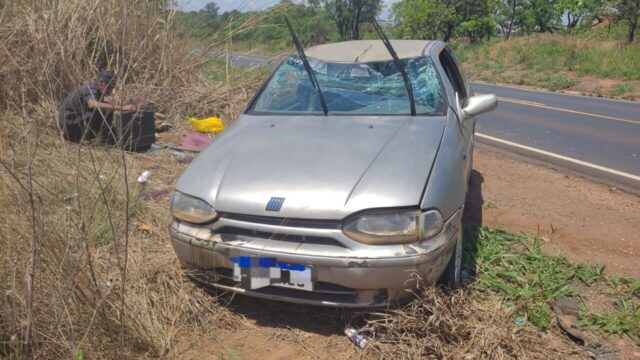 Engavetamento envolve cinco veículos e deixa um carro capotado na MGC-497, em Uberlândia