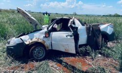 Mãe e filho morrem após caminhonete sair da pista e capotar na BR-153, em Itumbiara