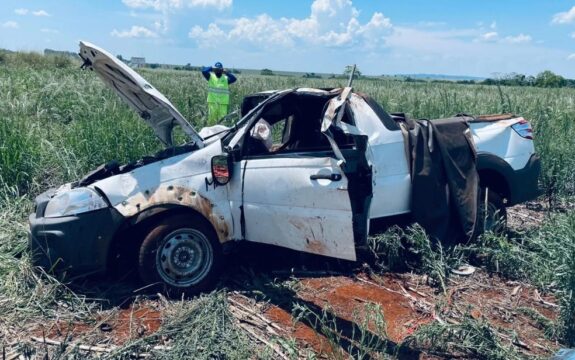 Mãe e filho morrem após caminhonete sair da pista e capotar na BR-153, em Itumbiara