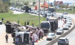 Carreta carregada com óleo de motor tomba e causa congestionamento na GO-020, em Goiânia Carreta carregada com óleo de motor tomba e causa congestionamento na GO-020, em Goiânia