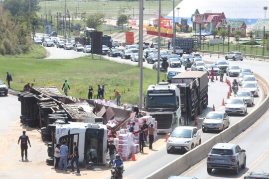 Carreta carregada com óleo de motor tomba e causa congestionamento na GO-020, em Goiânia