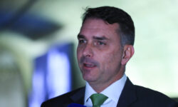 Flávio é intimado pela PF para entregar passaporte por determinação de Moraes Flávio é intimado pela PF para entregar passaporte por determinação de Moraes